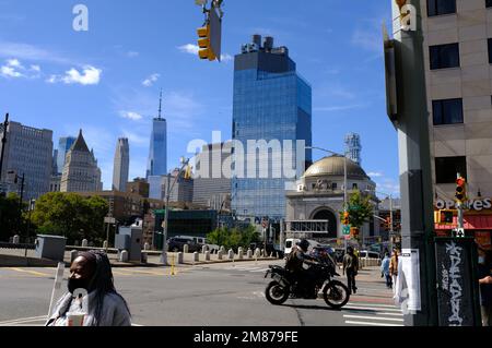 Canal Street et Bowery Street se croisent avec le dôme HSBC Bank Building, l'hôtel 50 Bowery et One World Trade Center et d'autres bâtiments à Lower Manhattan en arrière-plan.New York City.USA Banque D'Images