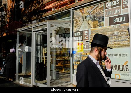 Un juif orthodoxe parlant sur son téléphone mobile sur Lee Avenue.Williamsburg.Brooklyn.New York City.USA Banque D'Images
