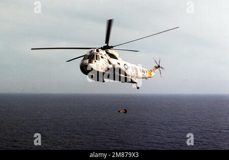 Vue avant gauche aérienne d'un hélicoptère de l'escadron anti-sous-marin 2 (HS-2) SH-3H Sea King déployant un détecteur d'anomalie magnétique au cours d'une patrouille de guerre anti-sous-marine de routine. Pays: Océan Atlantique (AOC) Banque D'Images