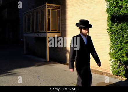 Un jeune juif orthodoxe marchant sur Lee Avenue.Williamsburg.Brooklyn.New York City.USA Banque D'Images