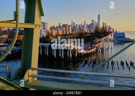 La vue de Little Island et du fleuve Hudson avec les gratte-ciel de Lower Manhattan et une tour du World Trade Center à distance de Pier 57 Rooftop Park.Manhattan.New York City.USA Banque D'Images