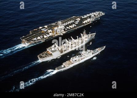 Vue aérienne à tribord du porte-avions à propulsion nucléaire USS NIMITZ (CVN-68) participant à une reconstitution en cours avec l'huileur USS KALAMAZOO (AOR-6) et le croiseur de missiles guidé USS JOSEPHUS DANIELS (CG-27). Les navires font partie du groupe de transporteurs huit. Pays: Mer méditerranée (MED) Banque D'Images