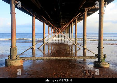 Angle intéressant sous le quai de Paignton montrant les supports. Prise janvier 2023. Hiver Banque D'Images