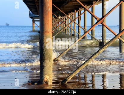 Angle intéressant sous le quai de Paignton montrant les supports. Prise janvier 2023. Hiver Banque D'Images