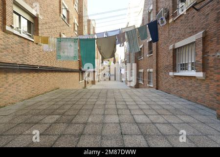 Patio intérieur entre les bâtiments que les voisins utilisent comme des lignes de vêtements avec des cordes coulissantes Banque D'Images