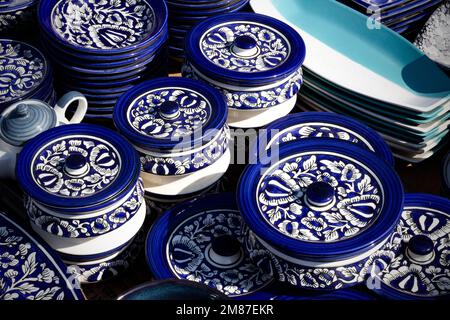 Magnifique coloré asiatique décoré blanc bleu art céramique faits main poterie pots tasses tasses mugs Banque D'Images