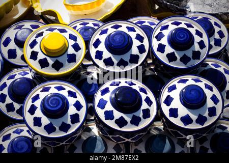 Magnifique coloré asiatique décoré blanc bleu art céramique faits main poterie pots tasses tasses mugs Banque D'Images