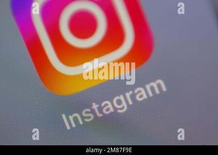 Kiev, Ukraine - 14 janvier 2023 : icône du logo Instagram sur le téléphone, nouveau logo rouge sur l'écran du téléphone. Meta est une application gratuite pour le partage de photos et de vidéos avec les réseaux sociaux. Banque D'Images