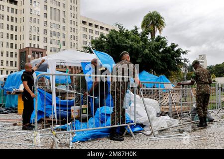 Les forces de sécurité font sortir le camp de manifestants anti-émeutes pour tenter de bripuer. Mouvement anti-démocratique d'extrême droite au quartier général de l'armée brésilienne Banque D'Images