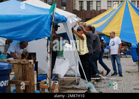 Les forces de sécurité font sortir le camp de manifestants anti-émeutes pour tenter de bripuer. Mouvement anti-démocratique d'extrême droite au quartier général de l'armée brésilienne Banque D'Images