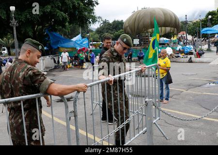 Les forces de sécurité font sortir le camp de manifestants anti-émeutes pour tenter de bripuer. Mouvement anti-démocratique d'extrême droite au quartier général de l'armée brésilienne Banque D'Images