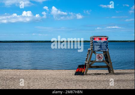 Chaise de maître-nageur donnant sur la zone de baignade vide Banque D'Images