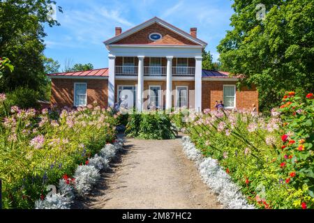 Jardins fleuris officiels devant le Chrysler Hall, Upper Canada Village. Banque D'Images