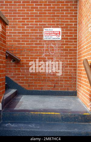 Panneau interdiction de fumer dans l'escalier, Banque D'Images