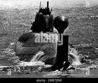 Une vue à l'arrière d'un sous-marin d'attaque nucléaire soviétique Victor III endommagé en réparation par des membres de l'équipage sur le pont. Pays : inconnu Banque D'Images