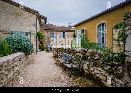 Rue fleurie du petit village de Lavardens dans le sud de la France (Gers) Banque D'Images