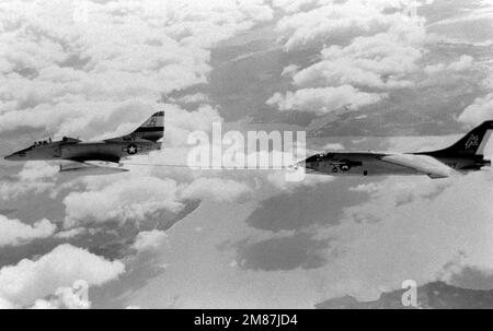 Vue aérienne à gauche d'un aéronef Skyhawk TA-4J du Fleet composite Squadron 12 (VC-12) lorsqu'il ravitaillent un avion Crusader RF-8G. Base: Pascagoula État: Mississippi (MS) pays: Etats-Unis d'Amérique (USA) Banque D'Images