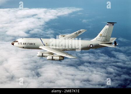 Vue aérienne à gauche d'un avion KC-135 Stratotanker de la Garde nationale aérienne de l'Utah, au-dessus de la partie nord de la Manche. Pays : inconnu Banque D'Images
