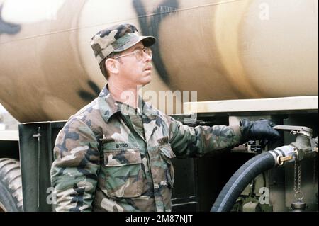 Un membre de 1120th Quartermaster Company (Petroleum) ouvre la valve sur un camion-citerne à carburant pendant l'exercice conjoint États-Unis/Corée du Sud Spirit '87. Sujet opération/série: TEAM SPIRIT '87 pays: Corée du Sud Banque D'Images