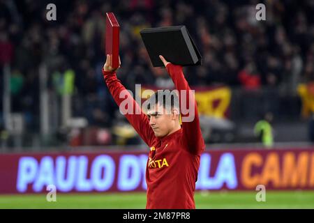 Roma, Italie. 12th janvier 2023. Paulo Dybala d'AS Roma fait les vagues des fans lors de la série Un match de football entre AS Roma et Gênes CFC au stade Olimpico à Rome (Italie), 12 janvier 2023. Photo Andrea Staccioli/Insidefoto crédit: Insidefoto di andrea staccioli/Alamy Live News Banque D'Images