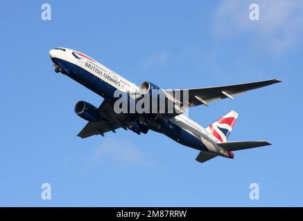 Un Boeing 777-236(ER) de British Airways quitte l'aéroport de Londres Gatwick Banque D'Images