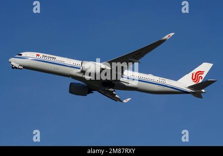 Un Airbus A350-941 d'Air China quitte l'aéroport de Londres Gatwick Banque D'Images