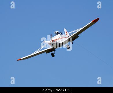 Un planeur Piper Pawnee remorque sur une courte approche en hauteur, tractant une corde de remorquage lâche dans un aérodrome privé West Sussex Royaume-Uni Banque D'Images