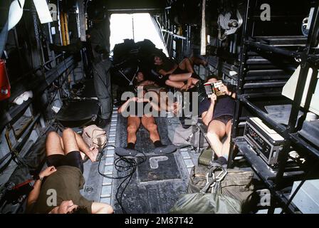 Les membres de l'équipe Sea-Air-Land se reposent à bord d'un hélicoptère MH-53 de l'escadron des opérations spéciales 20th pendant l'exercice Solid Shield '87. Sujet opération/série: BOUCLIER PLEIN '87 pays: Inconnu Banque D'Images