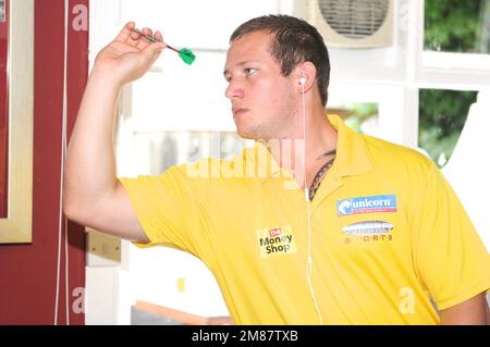 Joueur professionnel de fléchettes arron monk lancer dart royaume-uni Banque D'Images