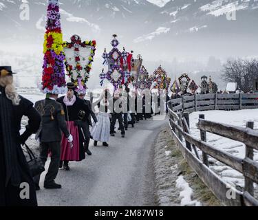 AUTRICHE, GASTEIN - 1 janvier 2023: Perchten dansant sur une route de campagne dans la vallée autrichienne de Gastein Banque D'Images