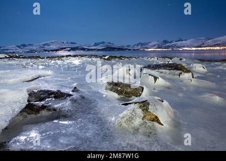 Eau salée congelée sous pleine lune, nuit dans l'Arctique dans des conditions de gel, froid extrême Banque D'Images