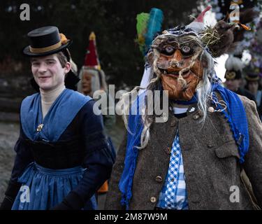 AUTRICHE, GASTEIN - 1 janvier 2023: Sorcière avec un écureuil sur sa tête dans la procession de Perchtenlauf Banque D'Images