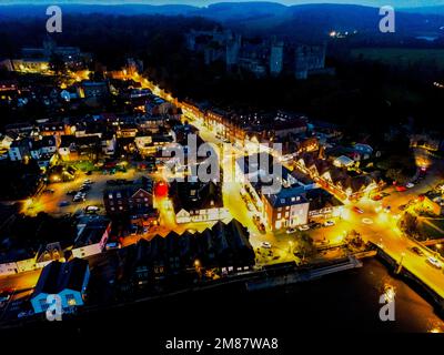Une belle vue aérienne d'Arundel la nuit avec des lumières jaunes illuminant les rues Banque D'Images