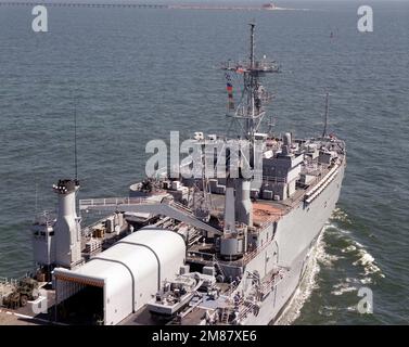 Vue à tribord de la baie hangar et de la superstructure du quai de transport amphibie USS TRENTON (LPD-14). Pays : inconnu Banque D'Images