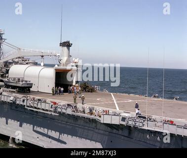 Une vue à tribord de la baie hangar et du plateau d'hélicoptère sur la poupe du quai de transport amphibie USS TRENTON (LPD-14). Pays : inconnu Banque D'Images