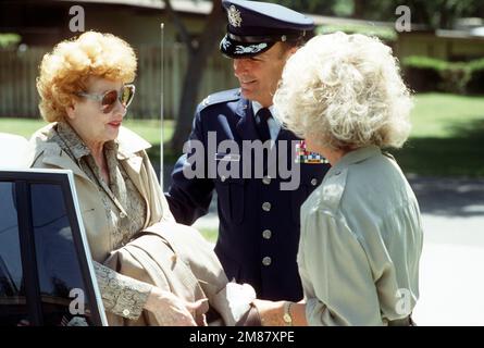 LE COL Marvin S. Ervin, commandant de la 63rd Escadre du transport aérien militaire, et sa femme Jenny saluent l'animateur Lucille ball qui se présentera au spectacle spécial d'anniversaire de Bob Hope lors de l'ouverture du rodéo 87 d'Airlift à la base aérienne de Pope, en Caroline du Nord Objet opération/série: AIRLIFT RODEO '87 base: Norton Air Force base État: Californie (CA) pays: États-Unis d'Amérique (USA) Banque D'Images