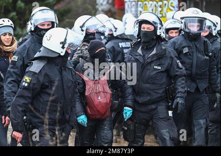 Erkelenz, Allemagne. 12th janvier 2023. Les policiers emprennent un activiste du climat. Credit: Henning Kaiser/dpa/Alay Live News Banque D'Images