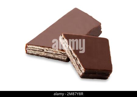 Gâteau éponge rempli de crème de lait et recouvert de chocolat noir croquant, snack-bar coupé en moitié isolé sur blanc avec chemin de coupure inclus Banque D'Images