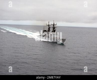 Bow vue latérale à tribord de la US Navy (USN) Spruance Class Destroyer USS CUSHING (DD 985) en cours. Pays : Océan Pacifique (POC) Banque D'Images