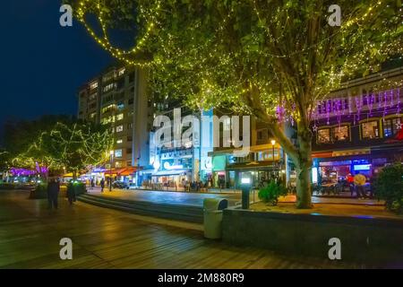 Incroyable promenade Stanley la nuit avec des cafés et des gens à distance. Tres et la rue éclairée, des lumières de rade! Banque D'Images