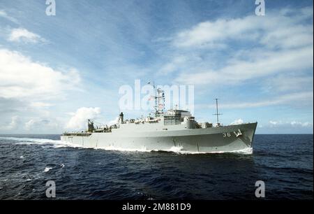 Une vue à tribord du bateau d'atterrissage USS ANCHORAGE (LSD-36) est en cours. Pays : inconnu Banque D'Images