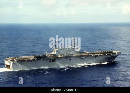 Vue en tribord du navire d'assaut amphibie USS BELLEAU WOOD (LHA-3) en cours. Pays : inconnu Banque D'Images