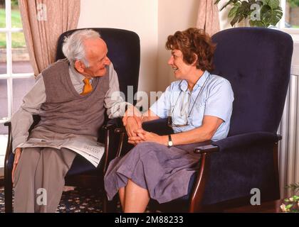 Infirmière réconfortante d'un sureau résidant dans une maison de soins infirmiers, Surrey, Angleterre, Royaume-Uni Banque D'Images