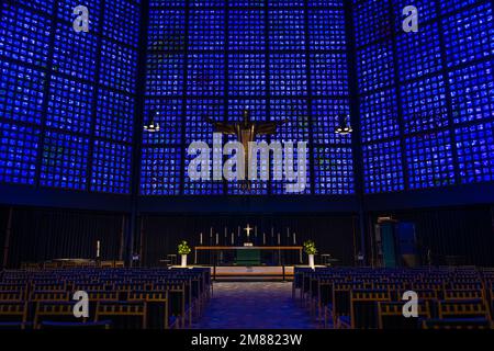 Berlin, Allemagne - 26 juin 2022: Kaiser-Wilhelm-Gedächtnis Kirche beau bleu foncé intérieur à Berlin, les plus belles églises d'Europe Banque D'Images