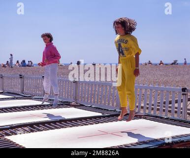 Enfants sautant sur trampoline, Plage de l'Écluse, Dinard, Ille-et-Vilaine, Bretagne, France Banque D'Images