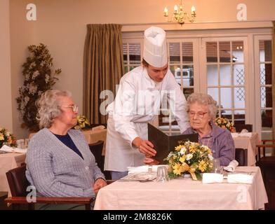 Chef montrant le menu du dîner des résidents dans la salle à manger de la maison de soins infirmiers, Surrey, Angleterre, Royaume-Uni Banque D'Images