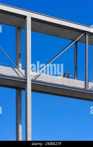 Deux femmes discutant sur le pont piétonnier Marie-Elisabeth Lüders dans le quartier gouvernemental de Berlin; papier peint architectural abstrait isolé Banque D'Images