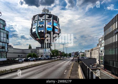 Berlin, Allemagne - 27 juin 2022: Bierpinsel - intéressant, étrange forme de bâtiment brutaliste sur Schloßstraße, les vues cachées de Berlin papier peint Banque D'Images