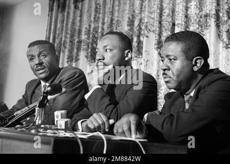 Les leaders des droits civils (de gauche à droite) Fred Shuttlesworth, Martin Luther King et Ralph Abernathy lors de la conférence de presse lors de la campagne de Birmingham, Birmingham, Alabama, Etats-Unis, Marion S. Trikosko, COLLECTION US News & World Report Magazine, 16 mai 1963 Banque D'Images