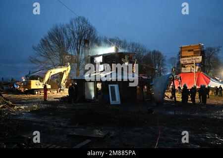 Erkelenz, Allemagne. 12th janvier 2023. Dégagement de Lützerath après la tombée de la nuit. Credit: Henning Kaiser/dpa/Alay Live News Banque D'Images